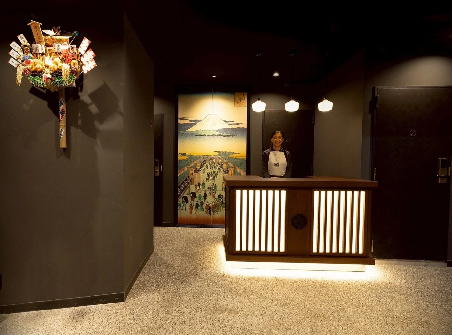 木の天井と酒樽を思わせる意匠を配したホテル館内の共有スペース